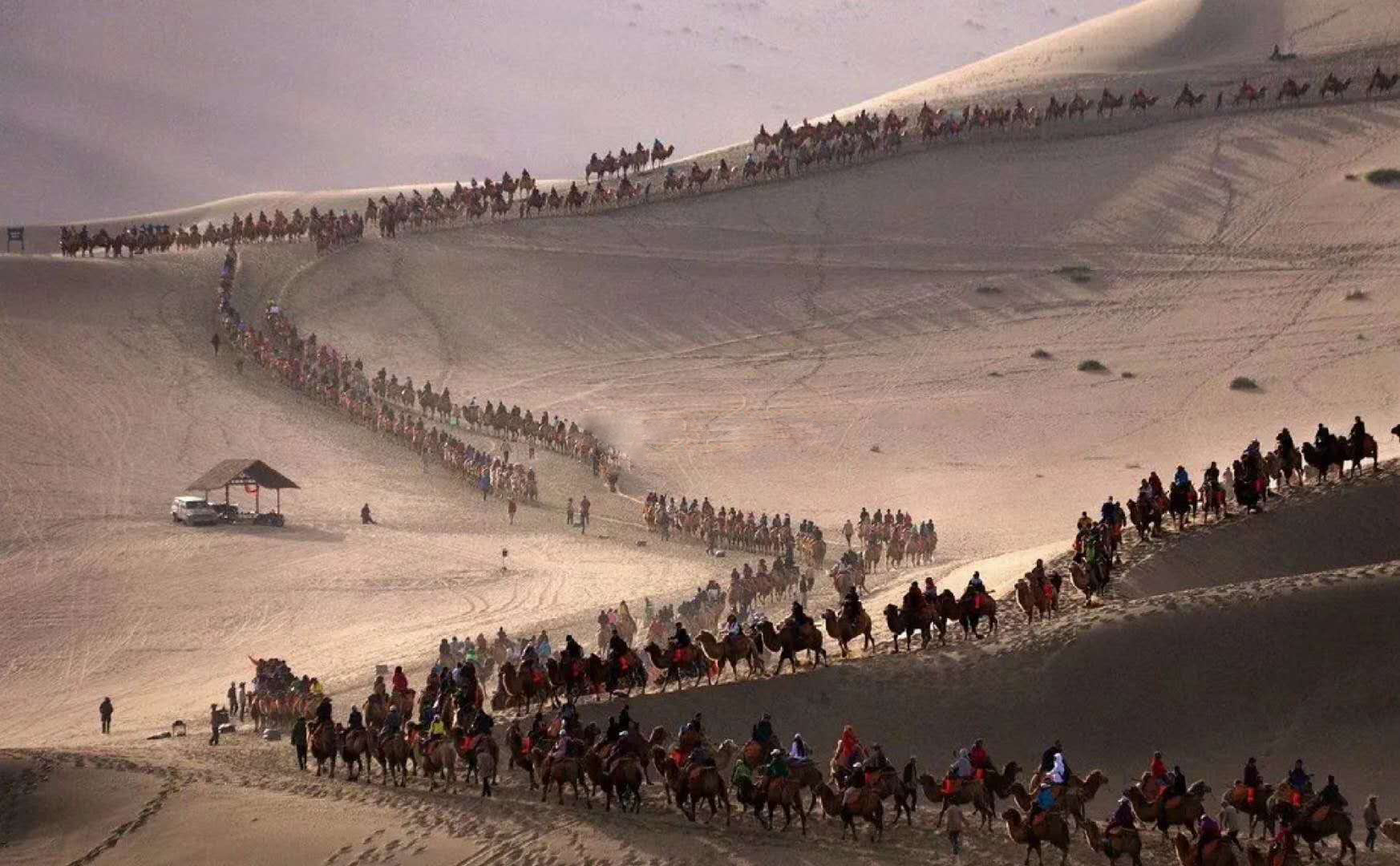 甘肃鸣沙山游客骑骆驼.jpg